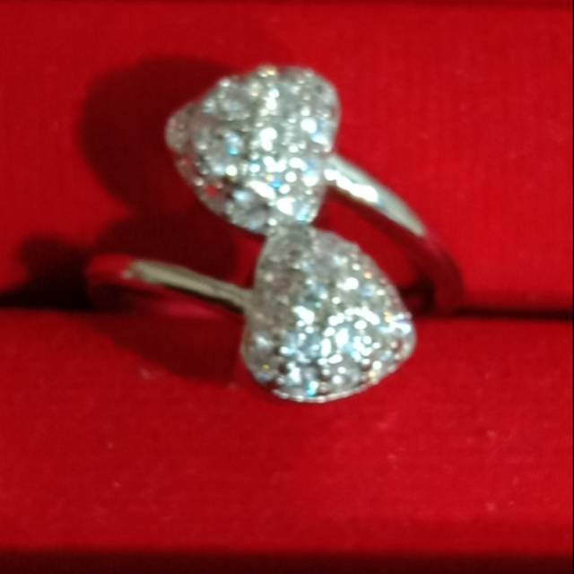 Cincin replika berlian