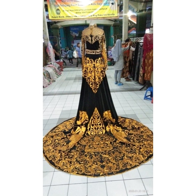 kebaya ekor pengantin bludru