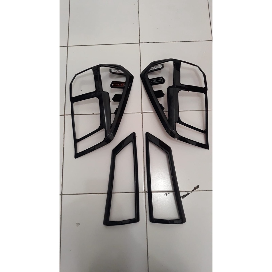 Garnish Lampu Belakang Calya Hitam