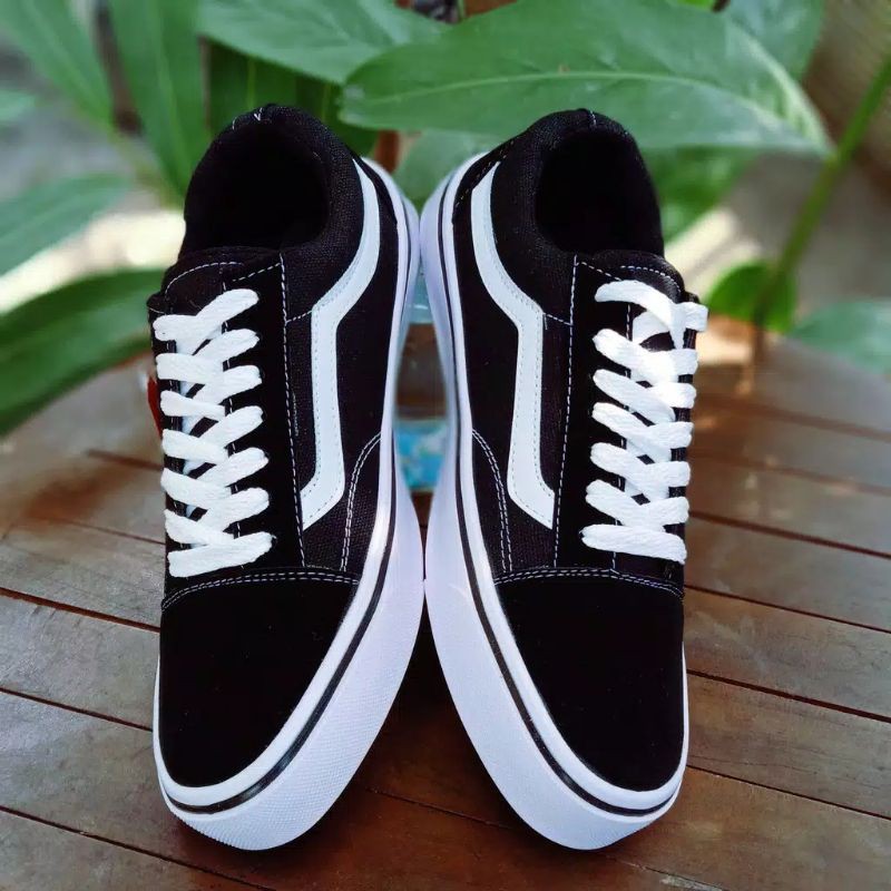 Sepatu Sneakers Vans Old Skool Black White(Bayar Ditempat)