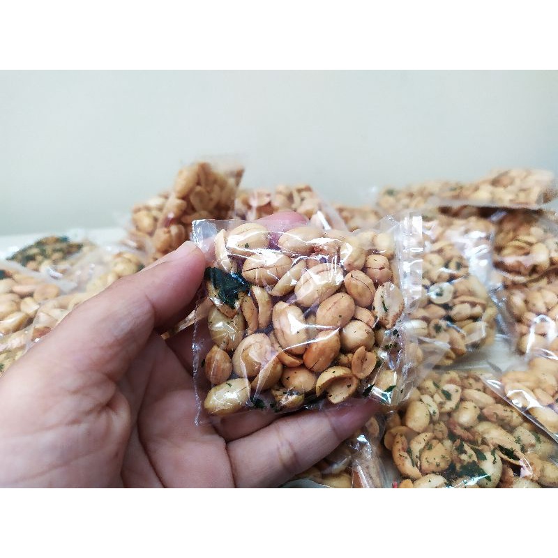 

Kacang Tujin kecil isi 1 bungkus | Buatan Mbk Nur Kediri