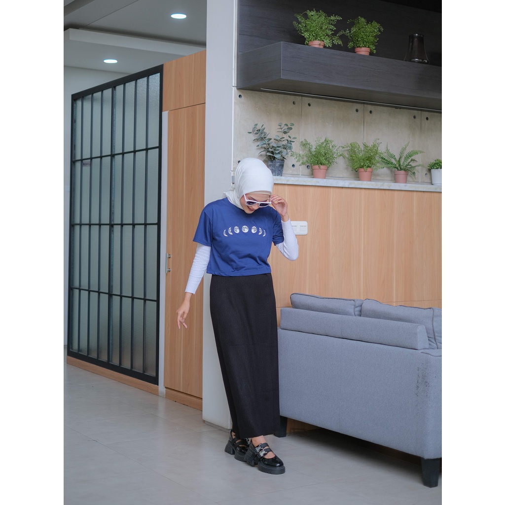 KALILA - MOON Atasan Kaos Crop Cotton