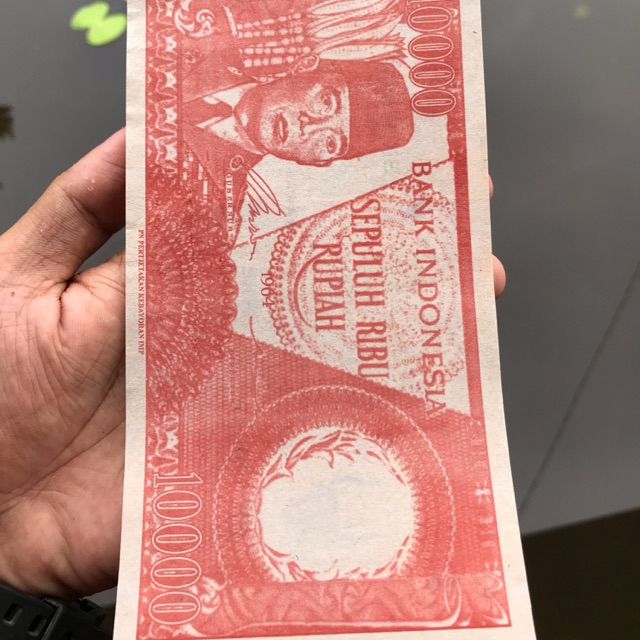 Uang Kuno 10000 Seri Soekarno Merah Penari 5
