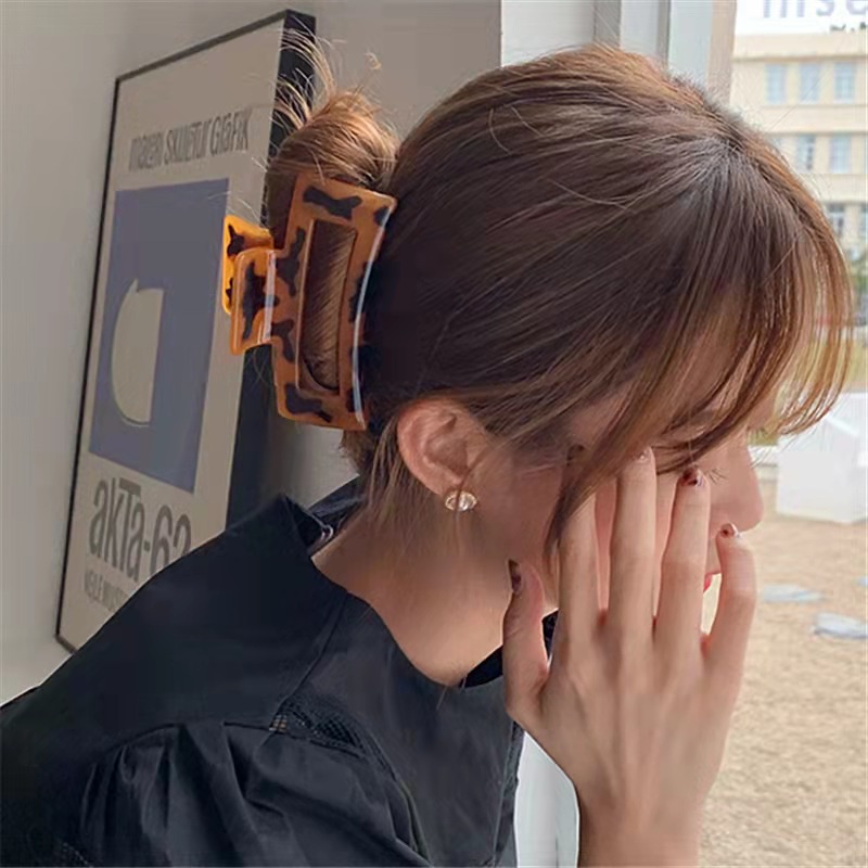 Jedai Jepit Rambut Kotak Leopard Doff Wanita