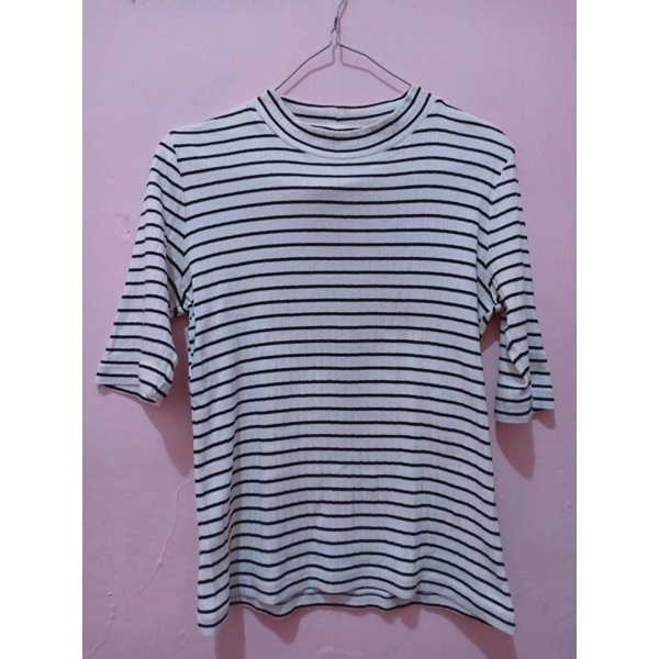 Kaos Uniqlo turtle neck preloved