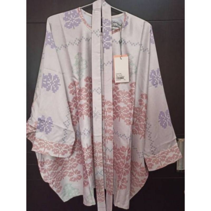 Kahin Top Ria Miranda