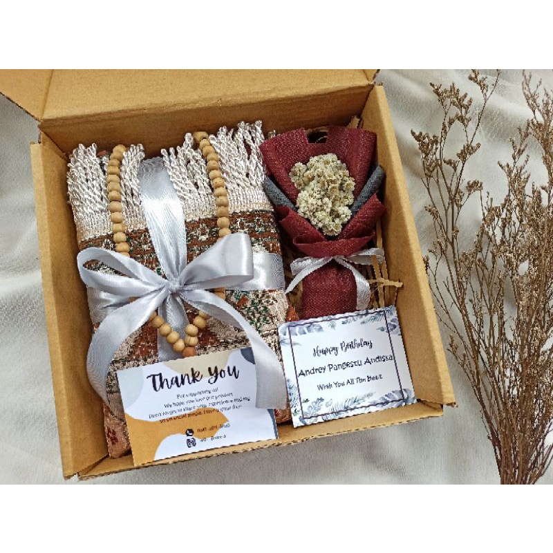 

hampers | hampers sajadah | hampers ulangtahun | kado wisuda