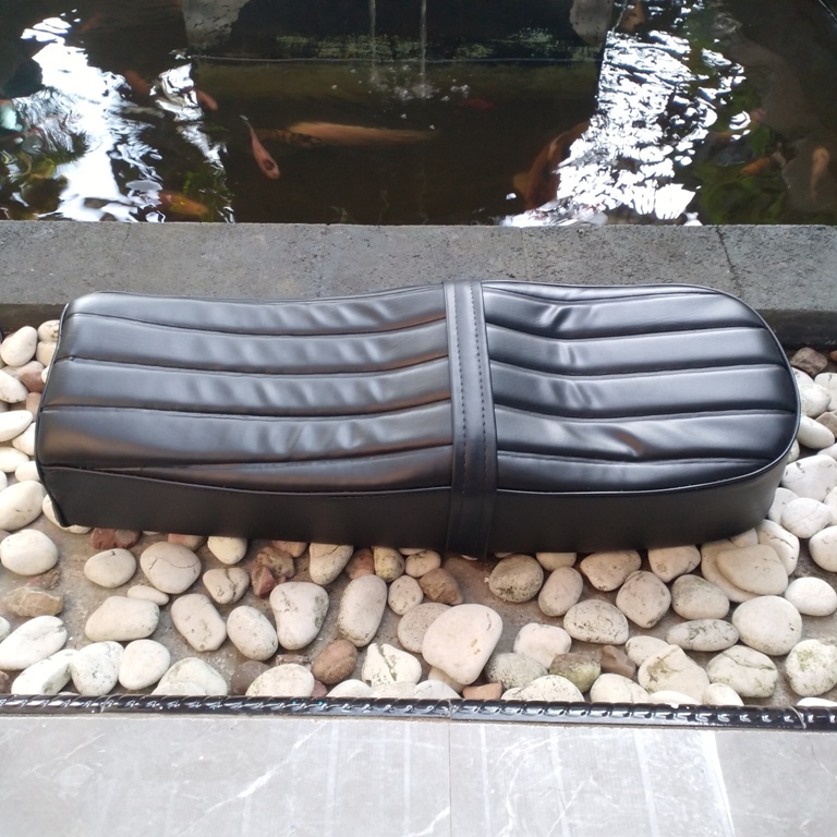 Jok motor custom british alas plat besi dan kulit hitam lurus