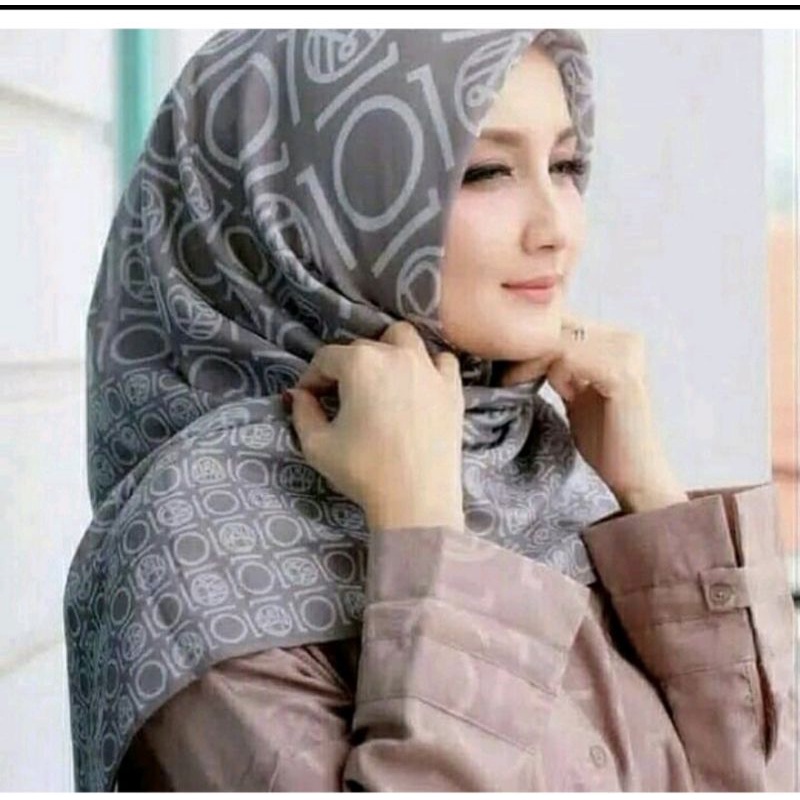 Ria Miranda Dekade Monogram scarf