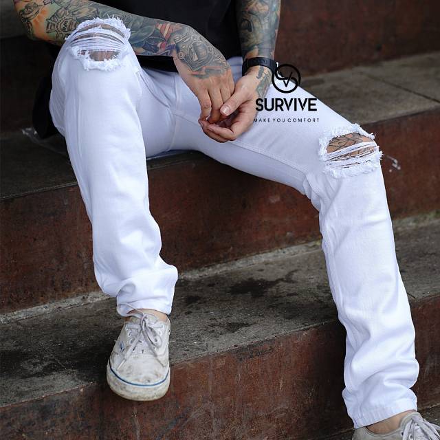 Celana jeans pria sobek lutut warna putih