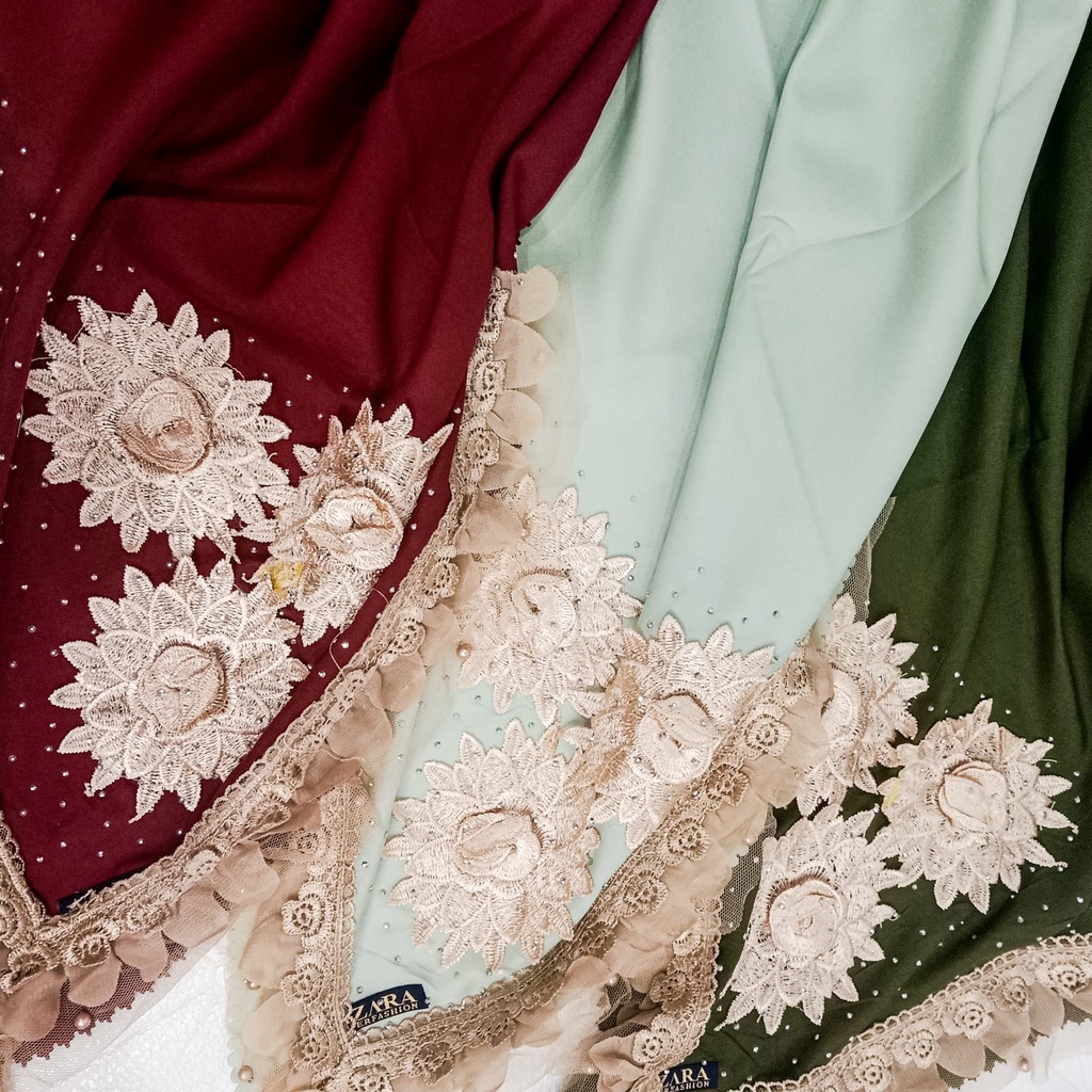 Segiempat Renda / Hijab Segiempat Renda / Jilbab Segi Empat Motif Bunga PomPom