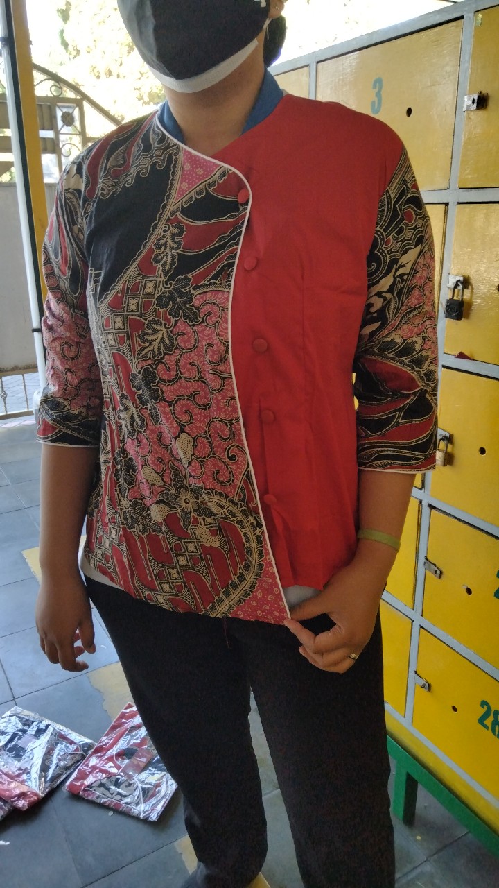 Batik Wanita Atasan Blouse Modern 2 Warna Merah Dan Hijau Kombimasi Hitam Berlengan 7/8 .