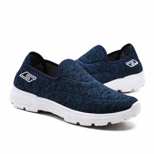 Sepatu sneaker slip on