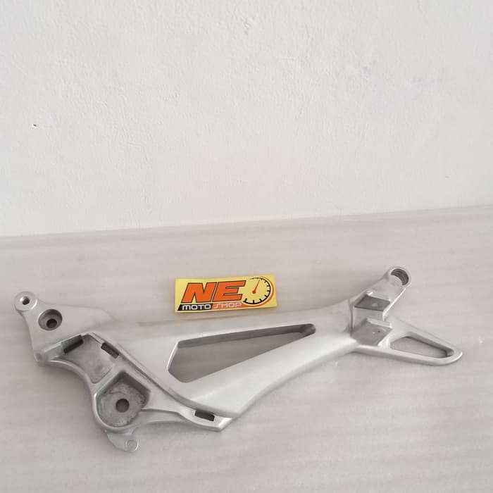 Breket Dudukan Step Belakang KIRI REVO AHM 50705KVR600