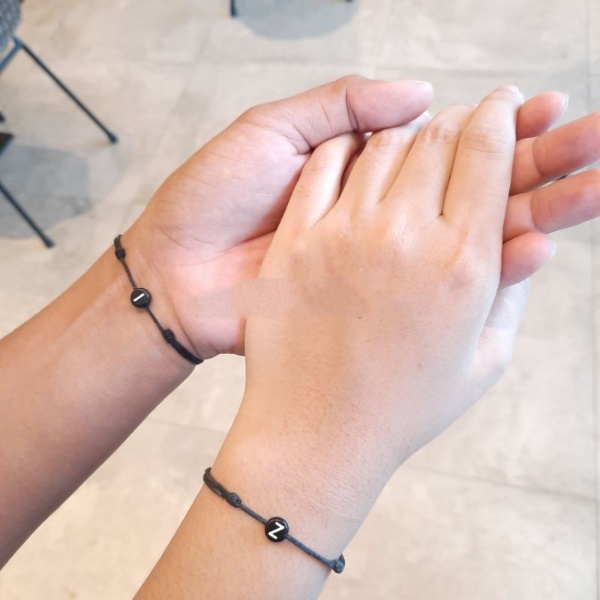 GELANG COUPLE BESTIE TALI INISIAL BULAT HURUF A-Z MAGNET,WATER PROFF