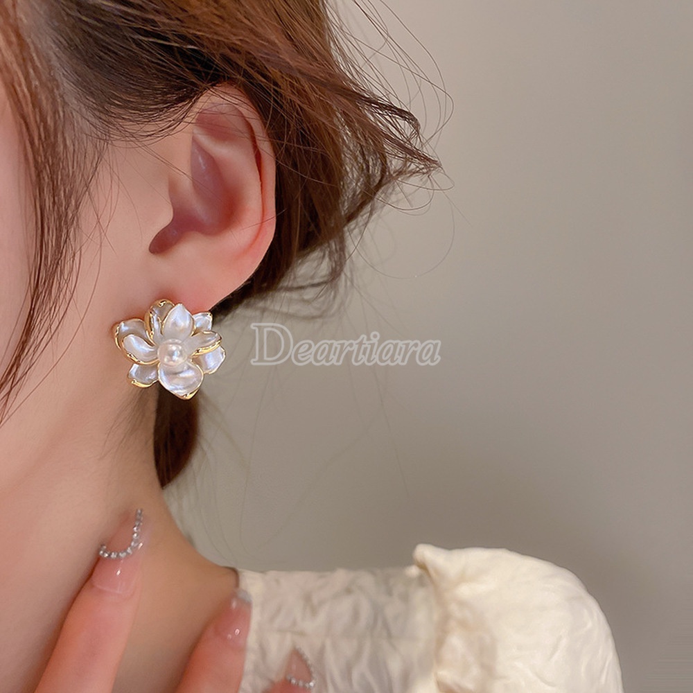 Anting Desain Bunga Aksen Mutiara