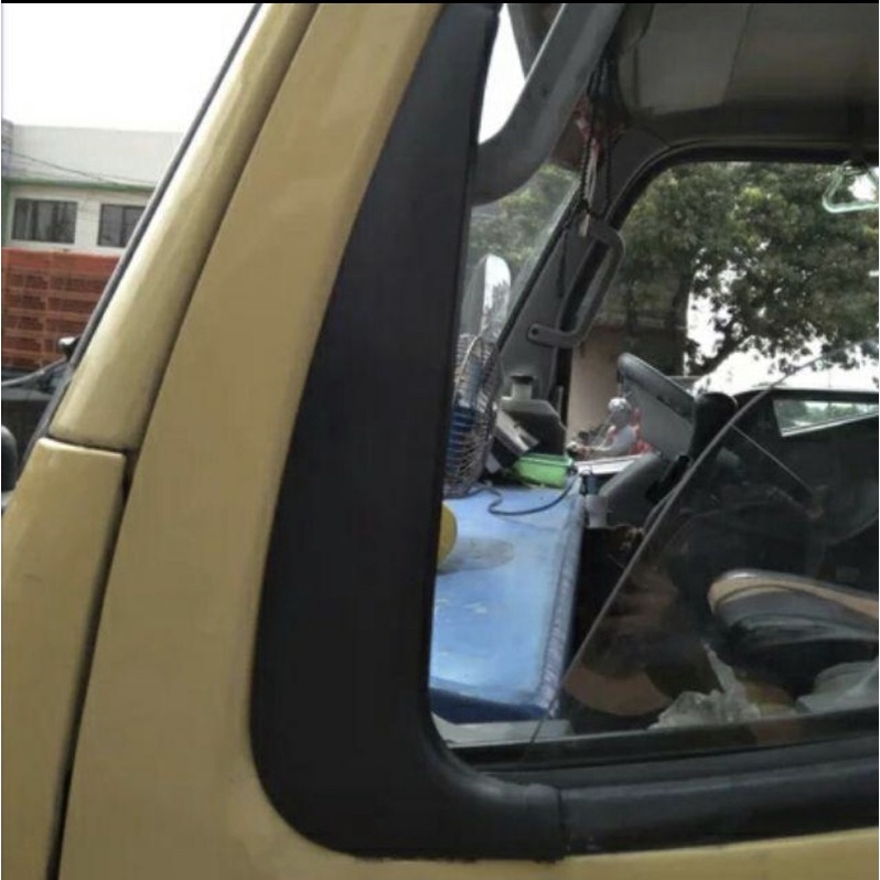 lis kaca pintu canter bagian pojok depan sepasang kanan kiri