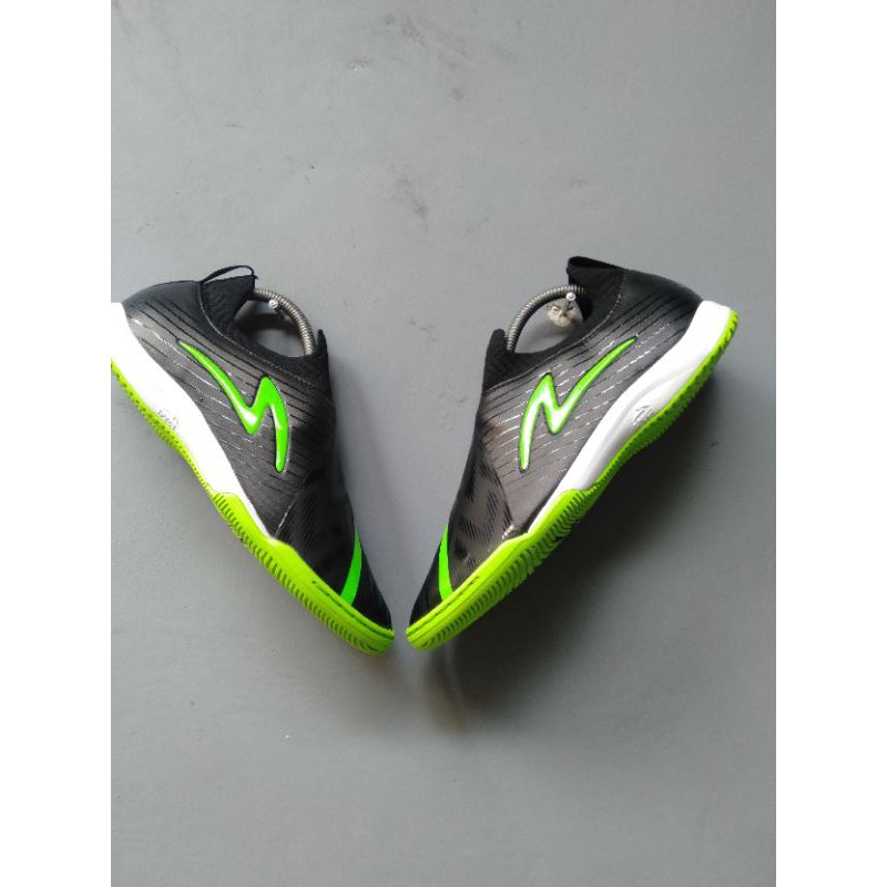 sepatu futsal SPECS ACC slaz elite