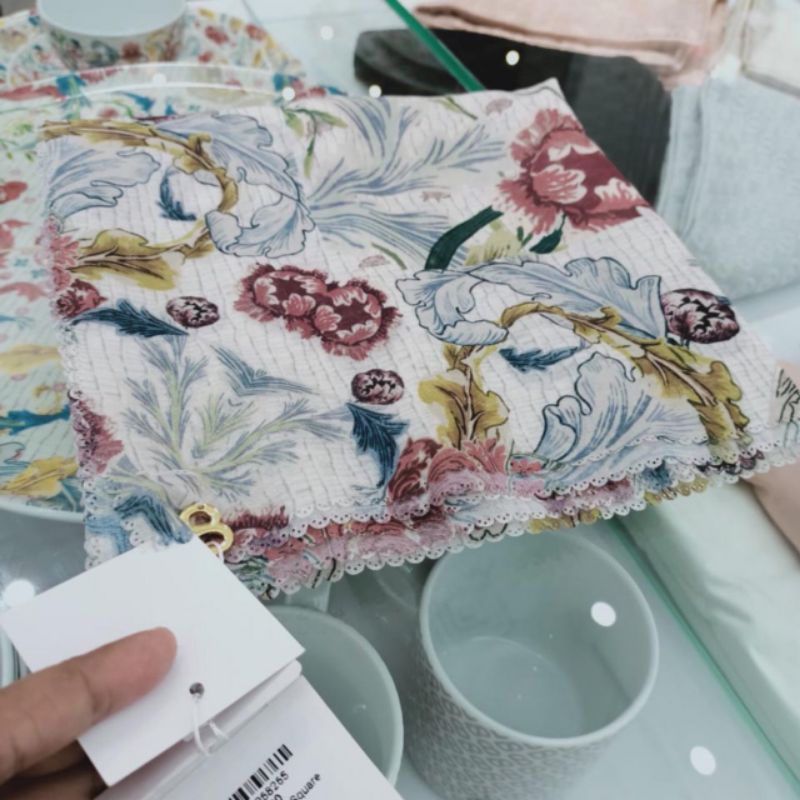 Buttonscarves Royale White