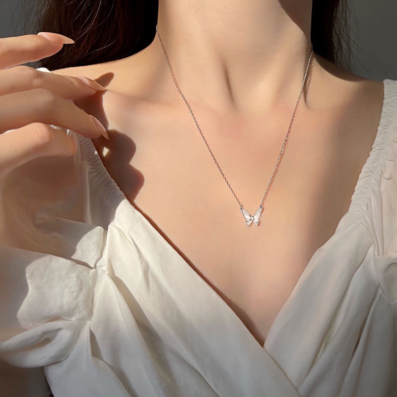 Kalung Liontin Kupu-kupu Desain Niche Rantai Klavikula Logam Mewah Ringan Wanita Dengan Berlian