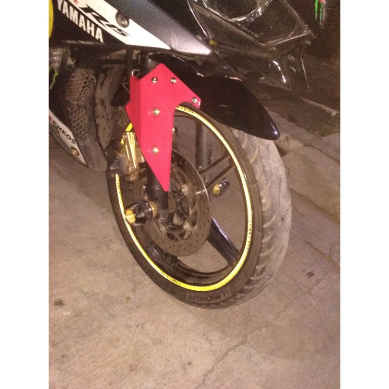 spakbor depan Yamaha R15 v2 hitam kombinasi merah