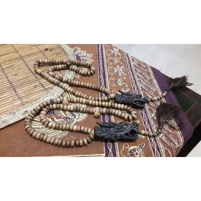 kalung tasbih ukir naga kayu gaharu wangi model pipih