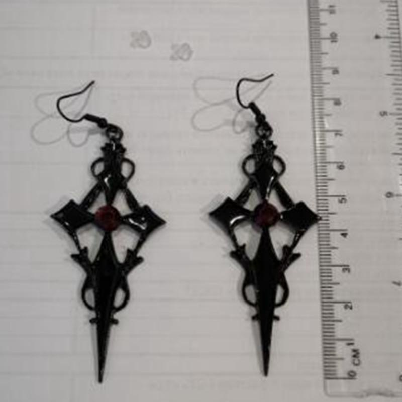 Anting Tusuk Gantung Bentuk Salib Aksen Zircon Merah / Hitam Gaya Retro / Klasik / Goth Punk Untuk Wanita