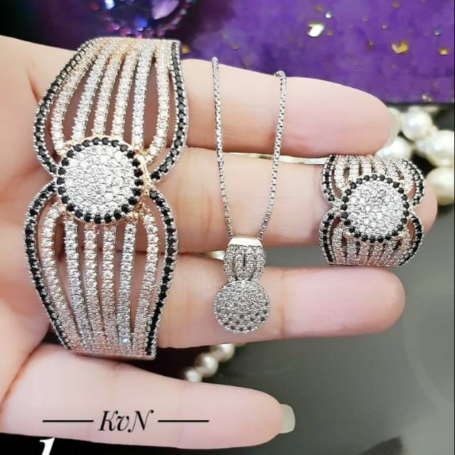 Set perhiasan semi berlian