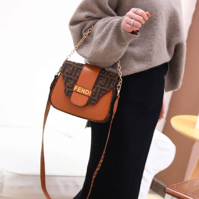 Tas Selempang Fendi 607