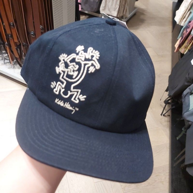 NEW H&M MAN TOPI KEITH HARING