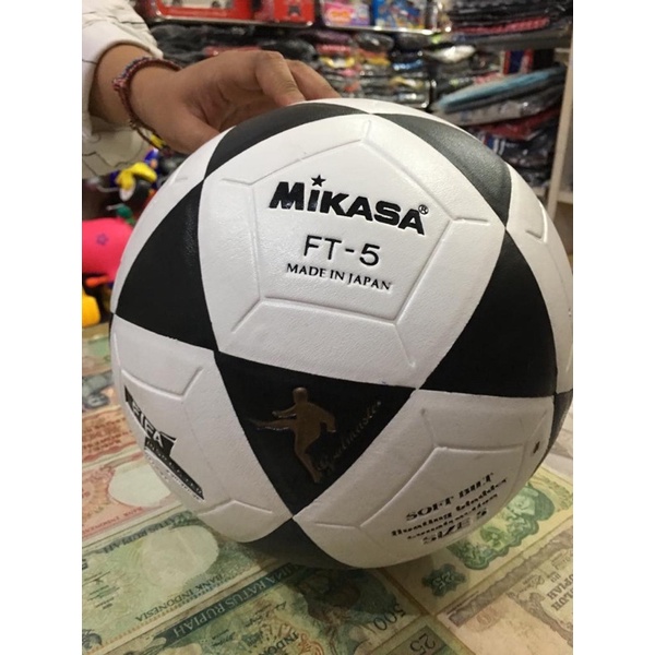 bola sepak bola kaki mikasa