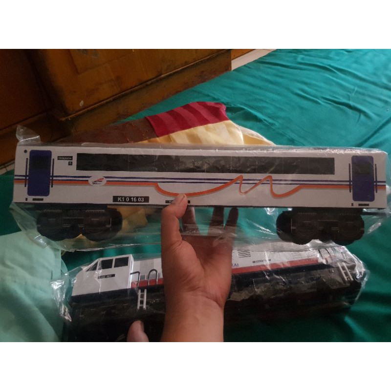 miniatur gerbong kereta api