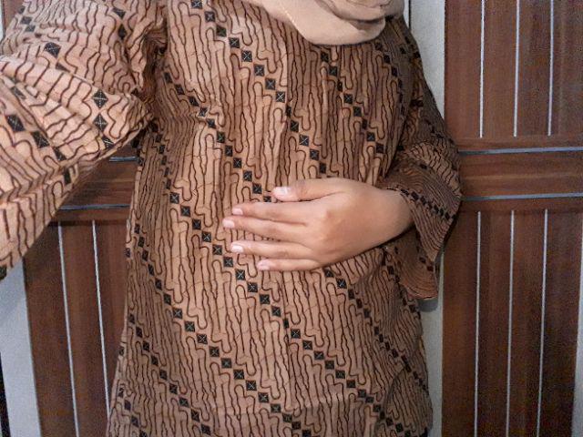 Batik Aksen Atasan Kerja Casual Batik Modern Wanita Peplum Kombinasi Embos Tanpa Lengan Panjang Solo