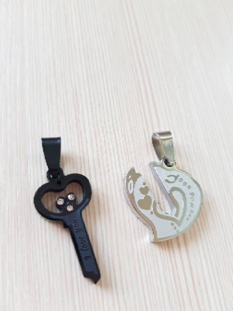 Liontin key love bahan titanium CP17