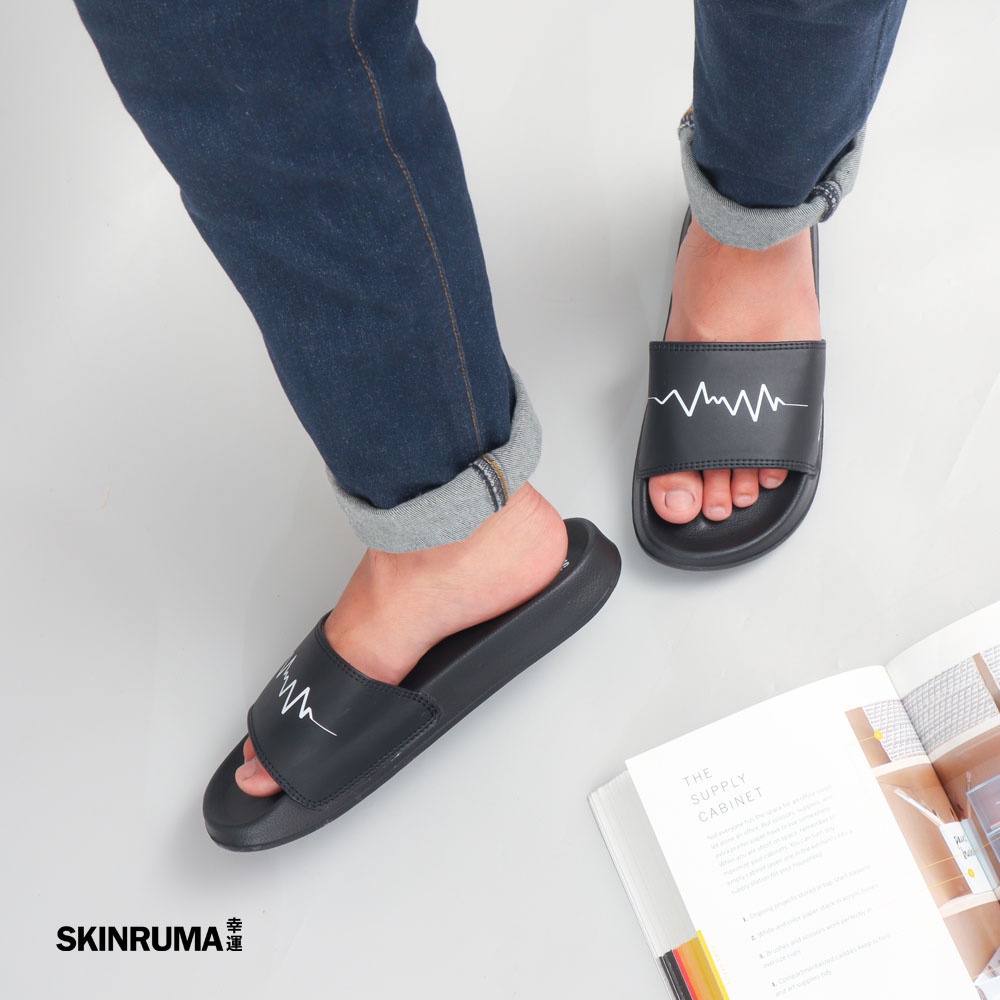 Sendal Selop Casual Pria SKINRUMA Heart Beat Motive Hitam / Sendal Slide Pria / Sendal Slip On Pria