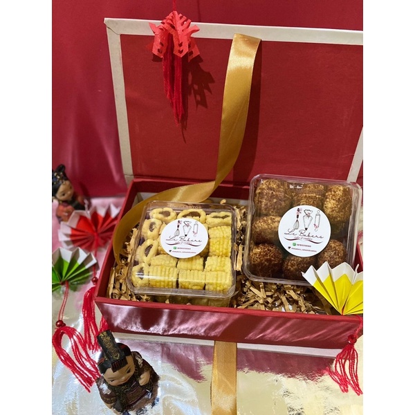 

Hampers Imlek Cookies (Nastar & Palm cheese cookies)