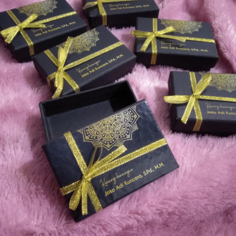 

Kotak Loga Mulia Mini Gold Uk 9*6*3cm LENGKAP+ Logo +Pita+ Lapisan +Busa tebal