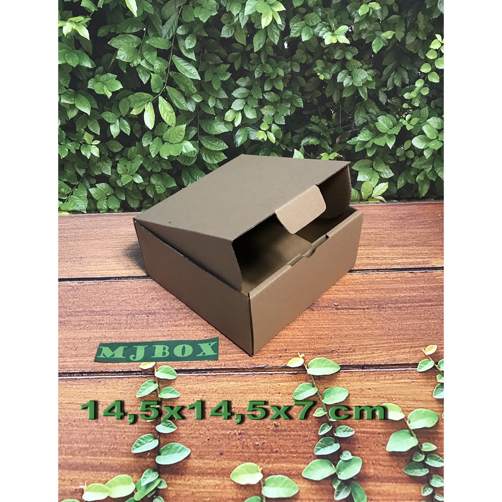 

Kardus Uk. 14,5x14,5x7 cm......Die cut untuk packing aksesoris dll, model box pizza