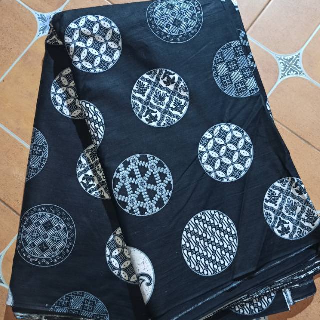 Kg kain batik printing motif bola batik dasar hitam putih seragam bridesmaid modern