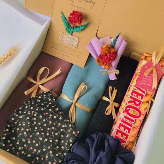 

Hampers birthday, hampers graduation, giftbox hijab lengkap, giftbox birthday graduation