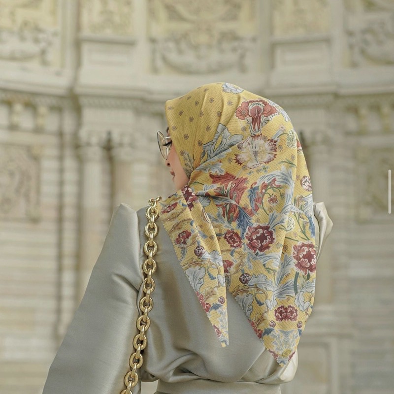 Royale yellow Buttonscarves