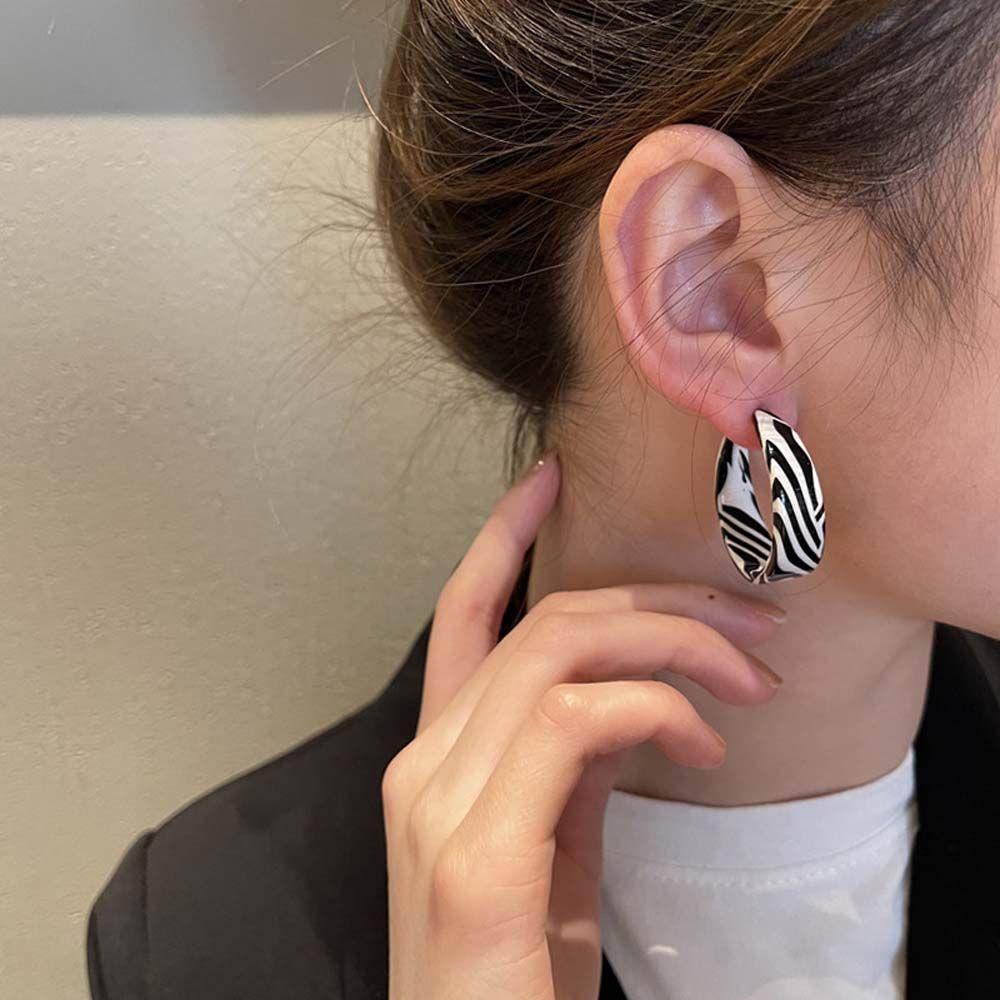 Anting Stud Bentuk C Motif Garis Hitam Putih Bahan Akrilik Resin Gaya Korea Untuk Wanita