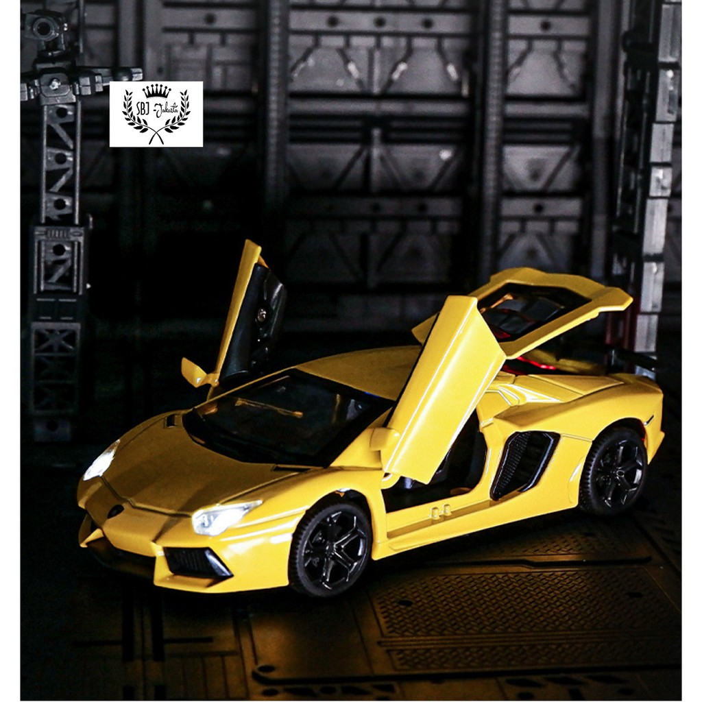 Diecast miniatur mobil Lamborghini LP740 Metal Series Skala 1:32 dengan tatakan