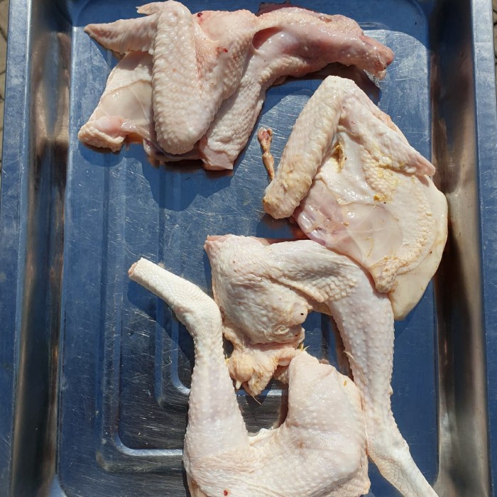 

Ayam pejantan 0.7kg - utuh / dipotong