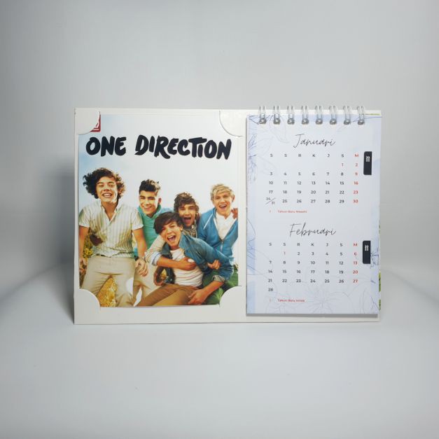 Kalendar Meja / Duduk tahun 2022 edisi ONE DIRECTION