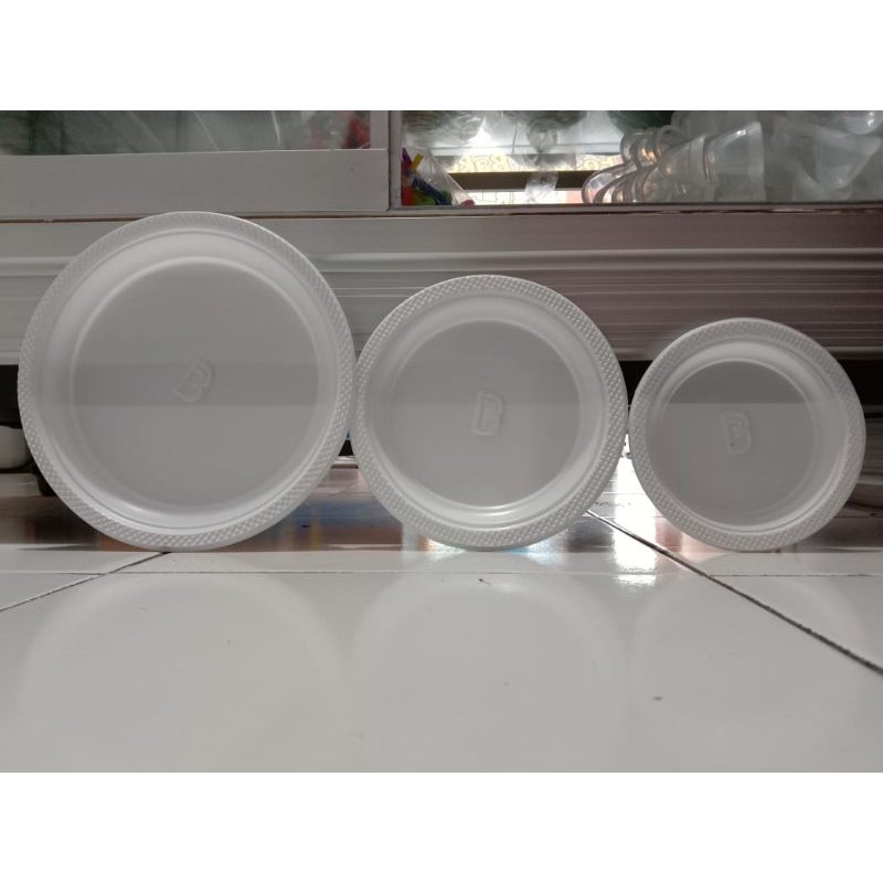 piring plastik putih