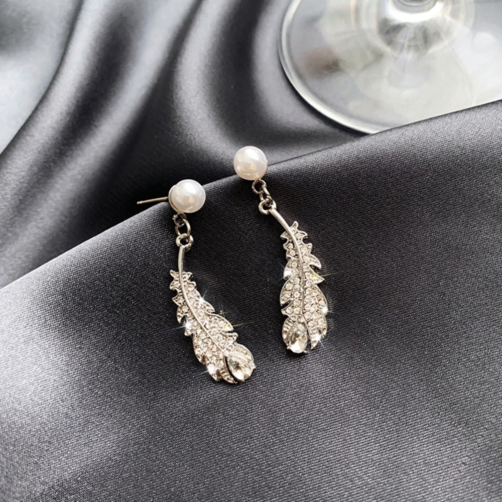 Anting Desain Bulu Aksen Mutiara Warna Silver Gaya Korea