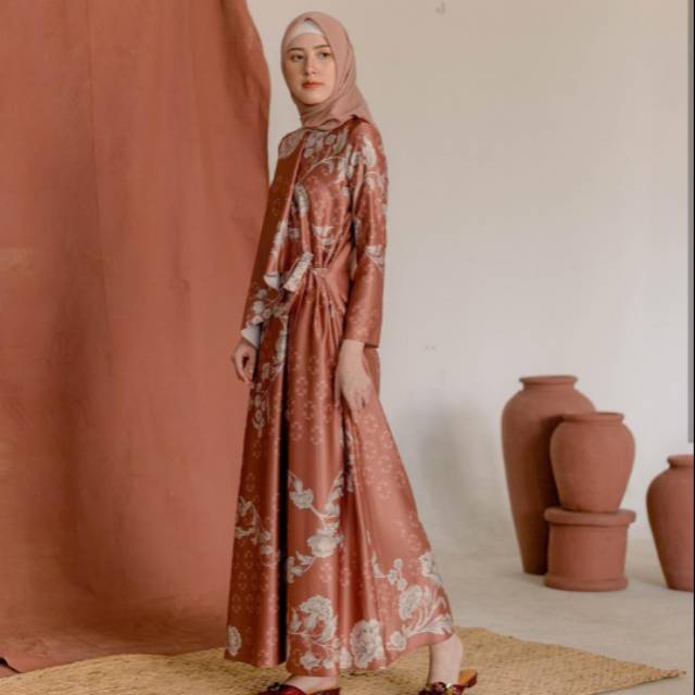 Gaharu dress wearing klamby