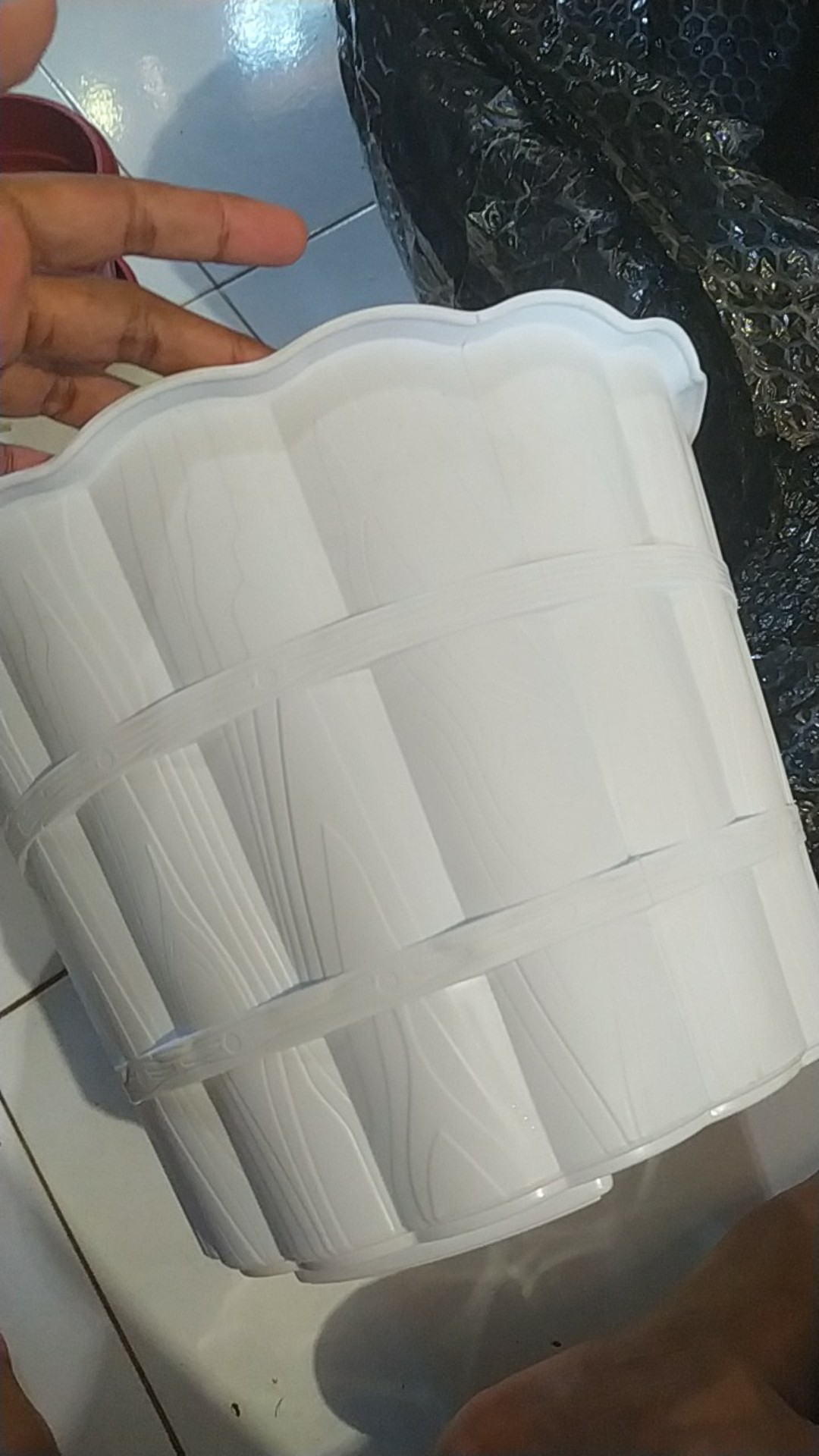 Pot Bunga Shallom Putih Motif Kayu 28cm