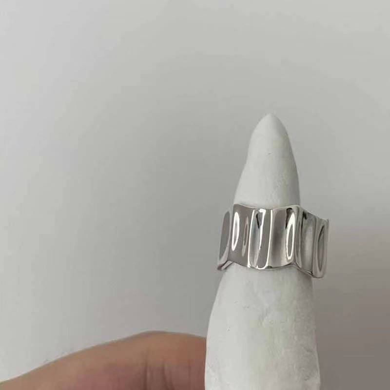 Cincin Unik Bentuk Geometri Asimetris Bahan Metal